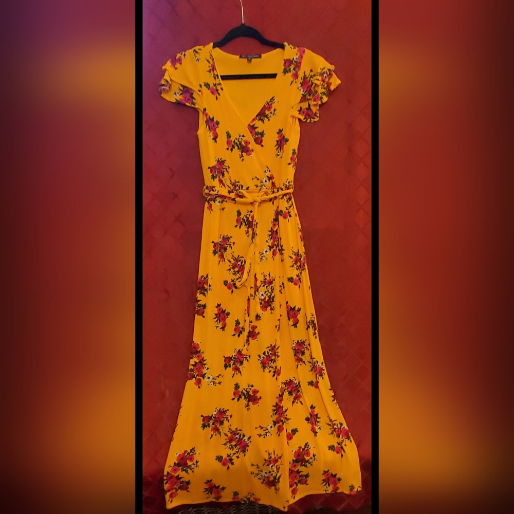 One Clothing Los Angeles Size:S Full Length Vneck Dress in Yellow Floral Pattern